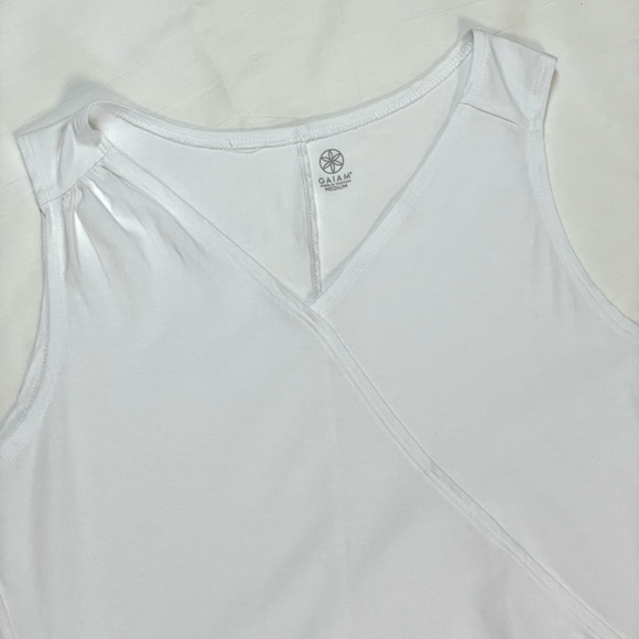 GAIAM V-Neck asymmetrical hem Top WHITE Sz M - Picture 7 of 9